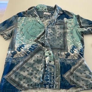 🤍 Top man blue bandanna print button down shirt